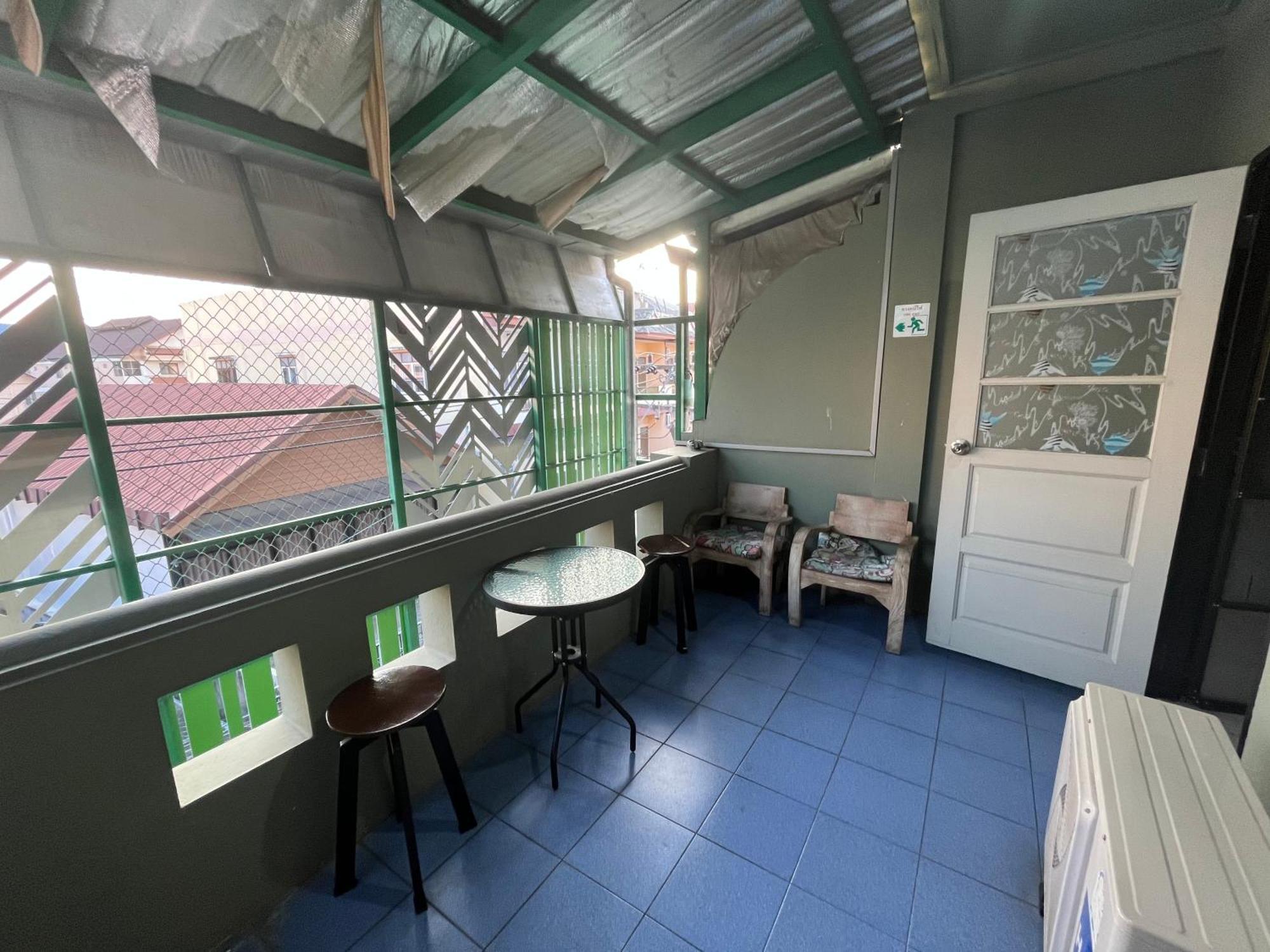 Lazy Gibbon 1 Chiang Mai - Tha Phae Gate Hostel Exterior foto